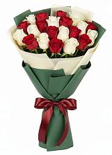 Букет Микс из красных и белых роз в Петровске