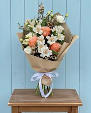 Букет цветов из:  Альстромерии, Лизиантусы, Розы и Хризантемы в Петровске