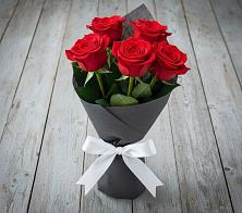 Букет 5 Красных роз Эдлесс Лав в Петровске