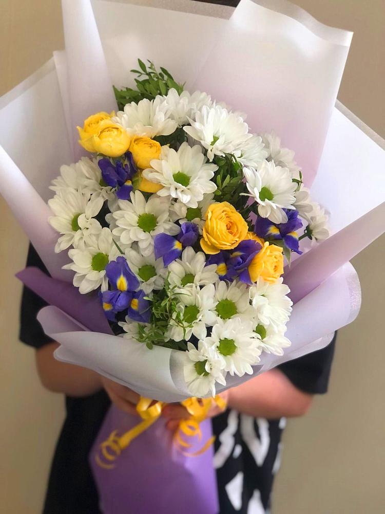 Букет цветов из: Ирисы, Хризантемы и Розы в Петровске