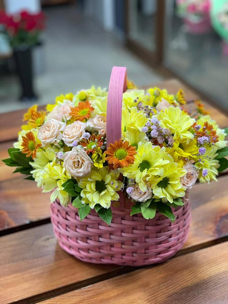 Цветочная композиция из Хризантемы и Розы в корзине в Петровске