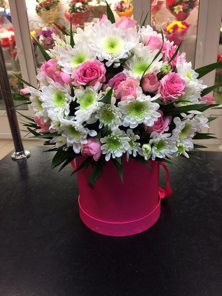 Цветочная композиция из Розы и Хризантемы в шляпной коробке в Петровске