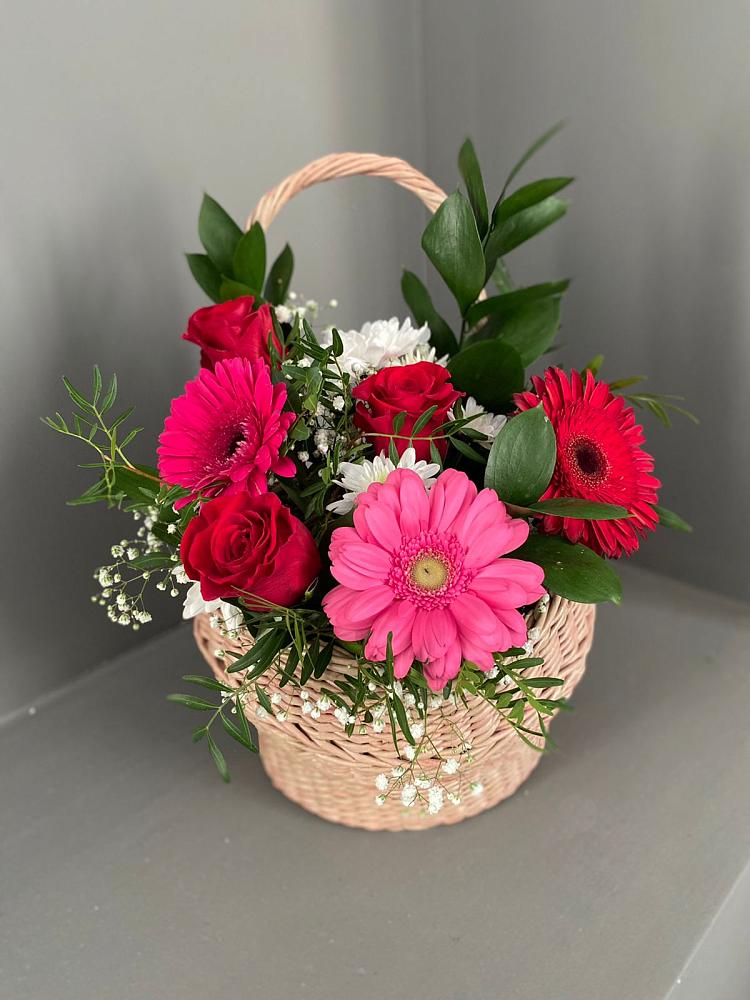 Цветочная композиция из Розы, Хризантемы и Герберы в корзине в Петровске