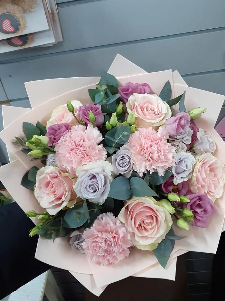 Букет цветов из: Розы, Гвоздики и Лизиантусы в Петровске